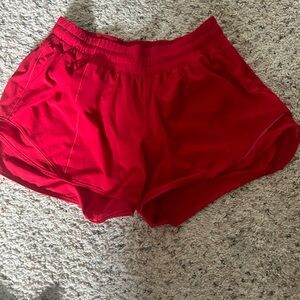Lululemon low rise 4” hotty hot